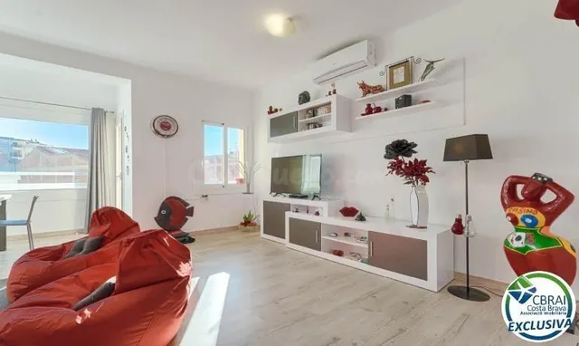 Modernidad en el Corazón de Roses: Tu Hogar a un Paso del Ma - foto 3