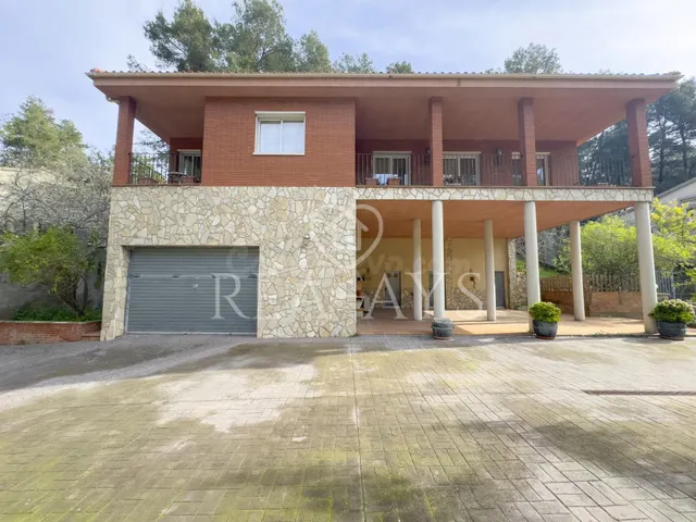 CASA EN VALLIRANA - SEMINUEVA