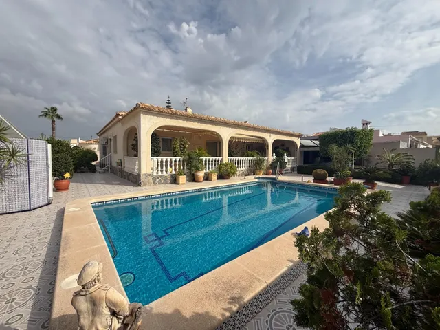 Impresionante Chalet Independiente en El Chaparral, Torrevieja — 3