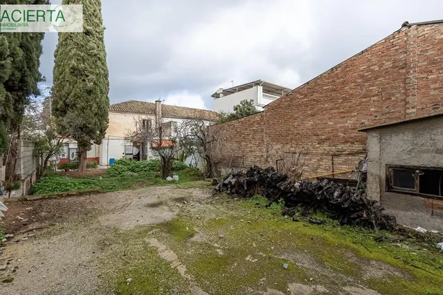 Casa con Parcela a Reformar en Granada