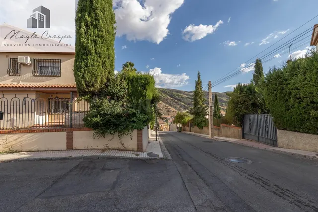 CHALET CON PISCINA Y JARDÍN A SOLO 10 MINUTOS DE GRANADA — 2
