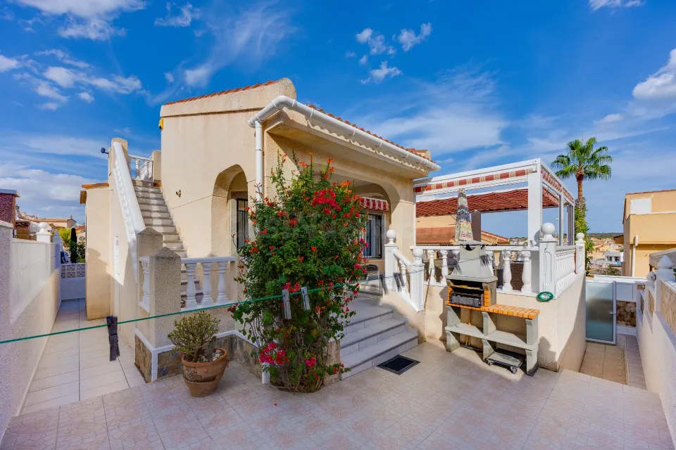 CHALET INDEPENDIENTE EN CIUDAD QUESADA CON JARDIN, GARAJE Y PISCINA COMUNITARIA
