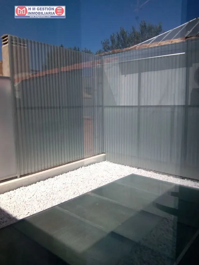 local totalmente nuevo, con mas de 140 metros, en policlínica de nueva creación, con despacho y aseo, ascensor, suelos de tarima, muy buena iluminación natural, cercano al hospital. Tambíen se pue — 14