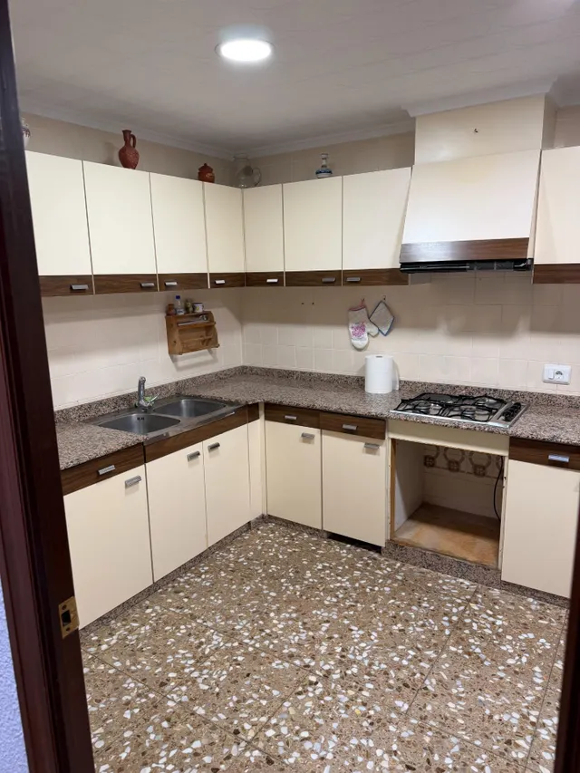 Piso con ascensor, 4 dormitorios, 2 baños, cocina 19 m2 con patio pisable, salon comedor, tres piezas a la calle. — 44