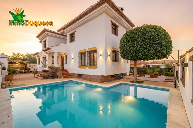 CHALET dividido en dos viviendas con piscina y zona ajardina