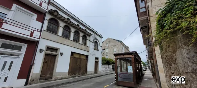 CASA URBANA DE ESTILO ARTDECO CON BAJO COMERCIAL