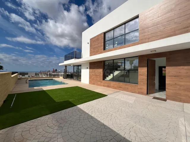 SE VENDE CHALET CON MAGNIFICAS VISTAS EN FINESTRAT