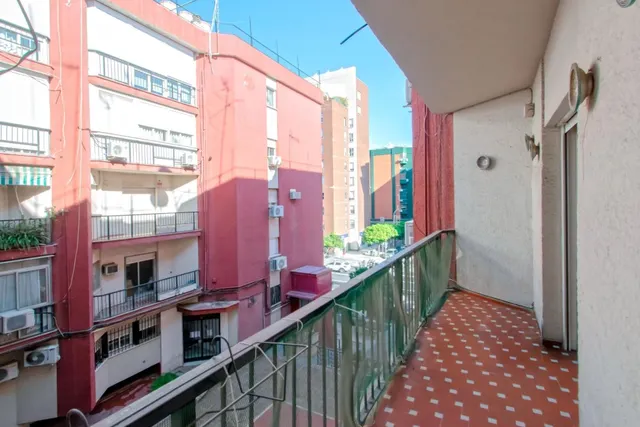 Bonito piso próximo a Santa Justa con terraza y ascensor. — 23