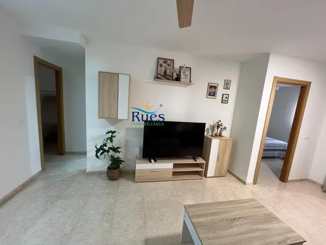 Piso reformado en primera línea del mar con terraza y piscina comunitaria — 11