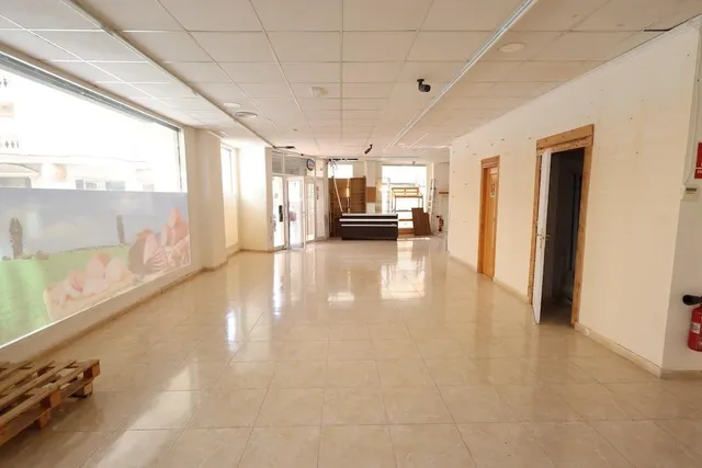 Se vende local comercial en Torrevieja – Esquina con gran visibilidad y potencial — 5