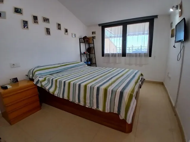 Ático duplex con terraza, parking y piscina comunitaria — 10