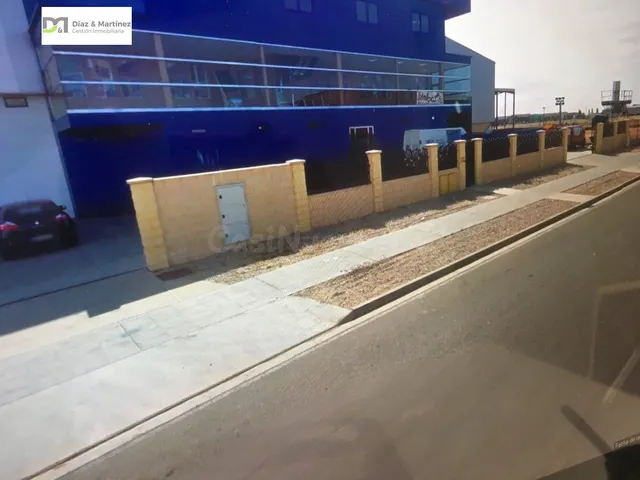 SE VENDE NAVE DE 2200 M2 EN POLIGONO ONZONILLA FASE II