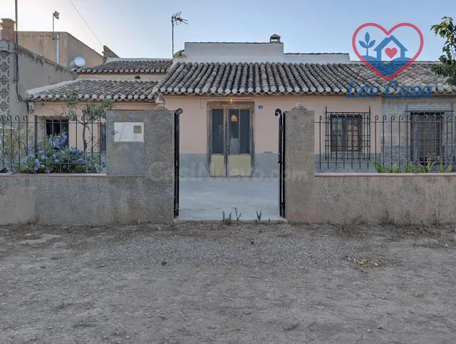 CASA DE CAMPO CON 4 DORMITORIOS, PATIO PRIVADO Y TERRENO CON - foto 2