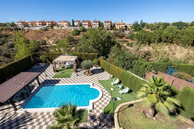 Impresionante villa de cuatro plantas en Urbanización los Cerezos de Gojar!! — 4