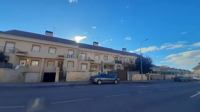Casa 4 habitaciones 242m² en venta - Las Lomas - foto 2