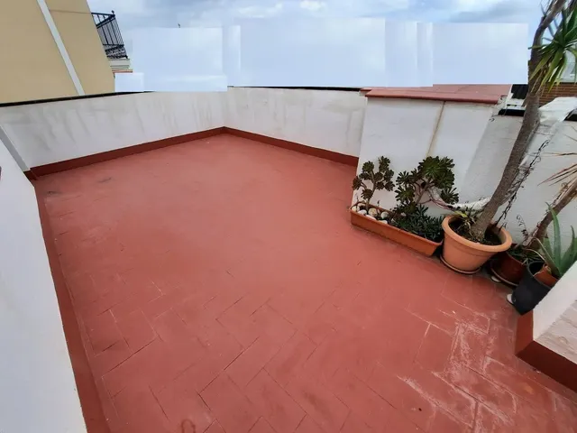 Casa esquinera, de 3 dormitorios, terraza, azotea. Dispone de 2 locales comenrciales. MUY CÉNTRICA — 2