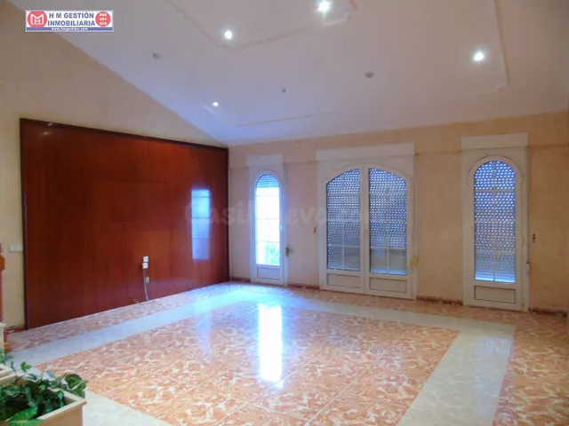 CASA CON EXCELENTES CALIDADES PRÓXIMA A HOSPITAL. 306 M2 CON - foto 3