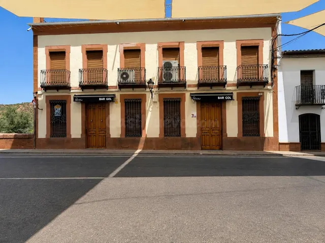 Edificio + negocio de hostelería en funcionamiento con alta  - foto 2