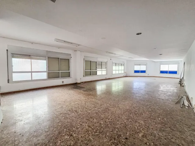 Primera planta de edificio de oficinas en alquiler en Barber