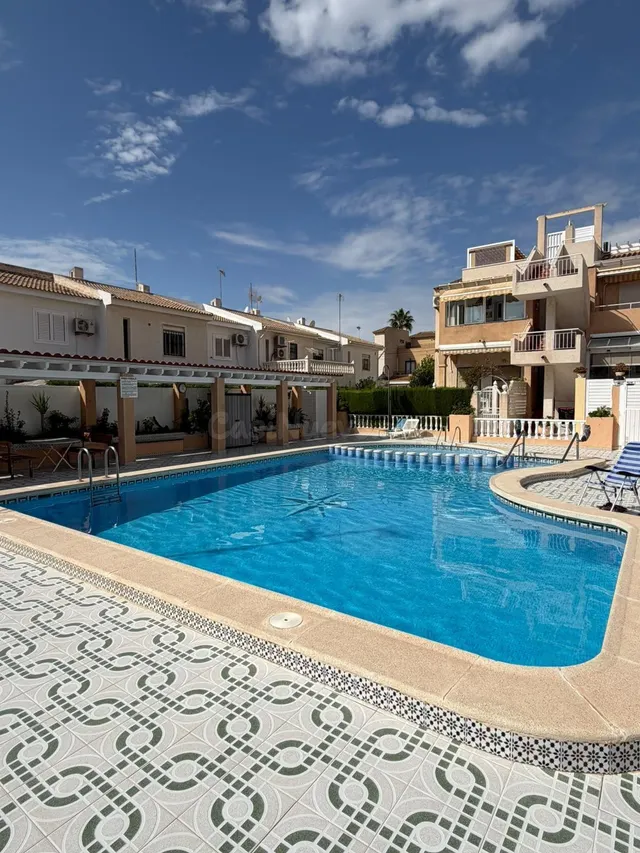 ACOGEDOR BUNGALOW BAJO EN LOS FRUTALES MIRANDO A PISCINA : 2 HAB 1 BAÑOO. — 2