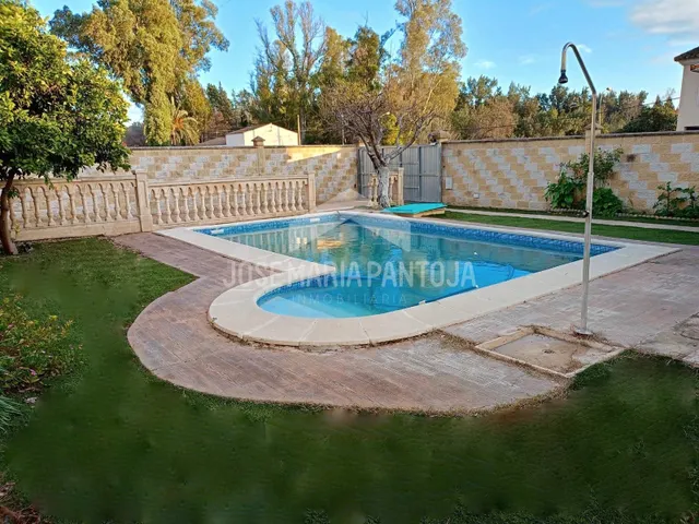 CHALET CON PISCINA EN JUNTA DE LOS RIOS — 4