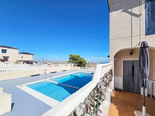Vivienda semi reformada con orientación sur, terraza y pisci