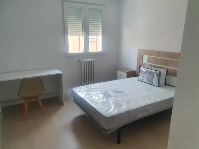 SE ALQUILA HABITACIÓN COMPLETAMENTE REFORMADA — 27