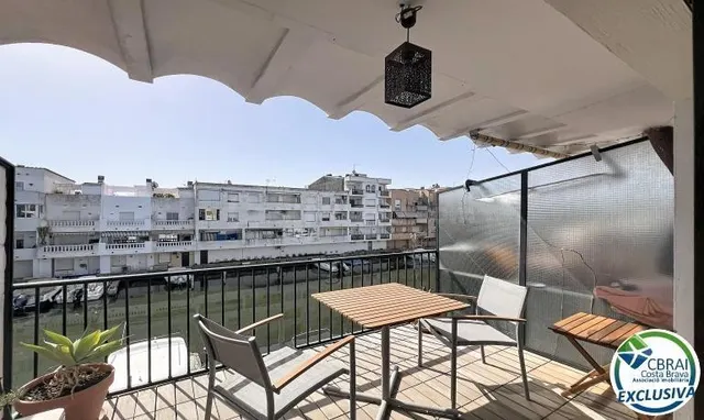 Apartamento con vistas al canal, terraza y parking en Empuri - foto 2