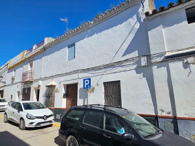 CASA CON AMPLIOS EXTERIORES EN BARRIO SAN MIGUEL