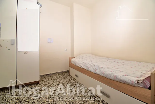 Amplitud y luz mediterránea en este piso totalmente reformado con terraza en Oliva — 18