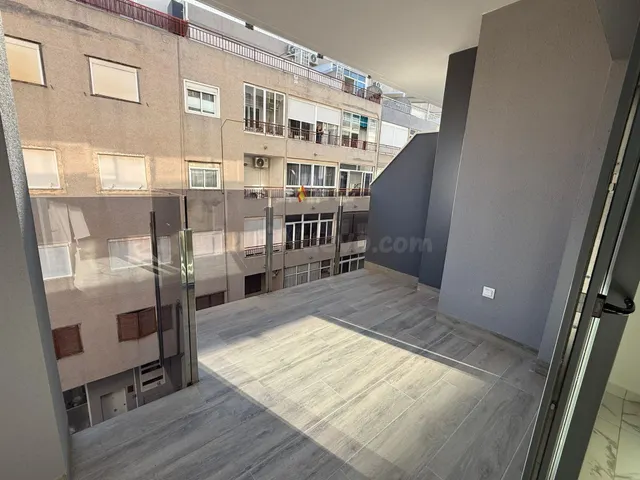 APARTAMENTO DE 2 DORMITORIOS Y 2 BAÑOS EN TORREVIEJA CERCA D