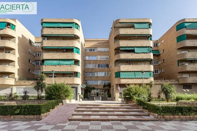 Piso con plaza de garaje cerrada junto a La Inmaculada, frente al río Genil. — 3