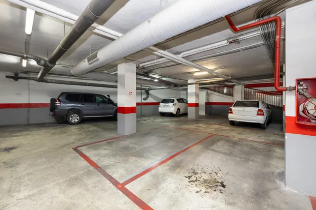 Plaza de garaje para coche mediano, en Camino de Purchil — 14