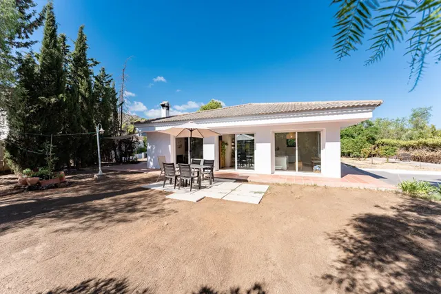 CHALET INDEPENDIENTE DE UNA SOLA PLANTA CON PISCINA — 9
