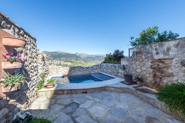 Casa de piedra mallorquina reformada con piscina y vistas a 
