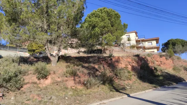 TERRENO ESQUINERO DE 1307m2 EN LA URBANIZACIÓN DE COMABELLA, - foto 4