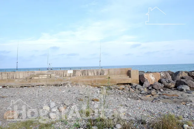 TERRENO URBANO EN PRIMERA LÍNEA JUNTO AL MAR — 28