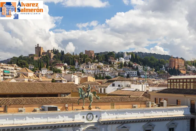 GRAN PISO EN PLAZA DEL CARMEN FRENTE AL AYUNTAMIENTO. — 39