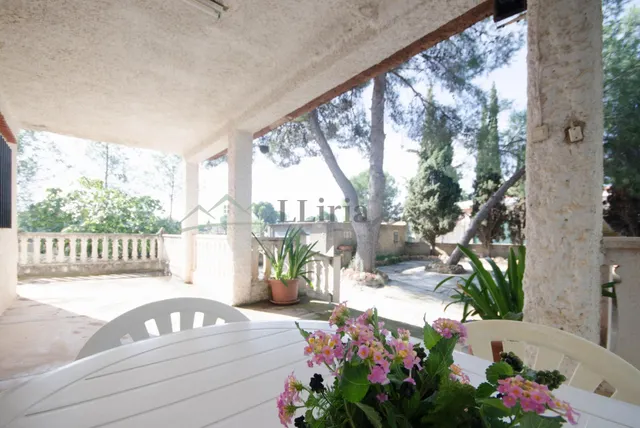 Ref. 04405.- EXCLUSIVA.- Chalet independiente con piscina en Urb. Camp Llíria. — 30