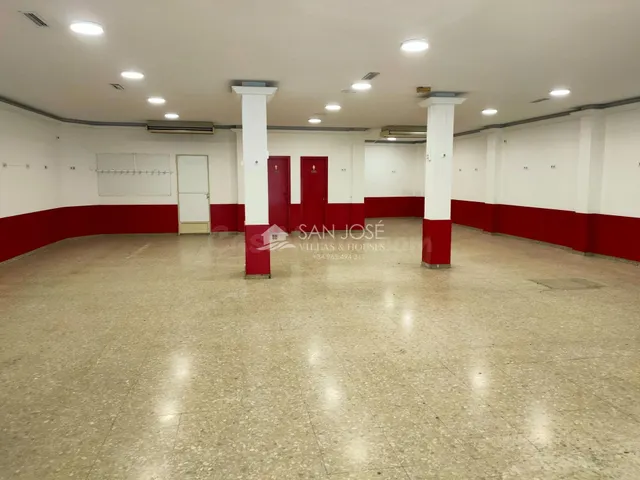 SE ALQUILA LOCAL COMERCIAL AL LADO DE LA PLAZA DE ABASTOS Y  - foto 2