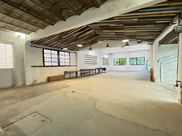 Nave en zona urbana con 264 m2 y con jardín de 114 m2 orientado al sur, garaje y gran potencial como estudio profesional. — 28