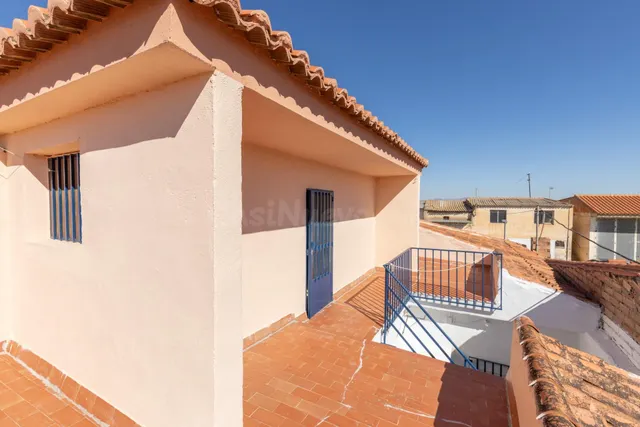 Casa en planta baja con cuatro naves y local — 44