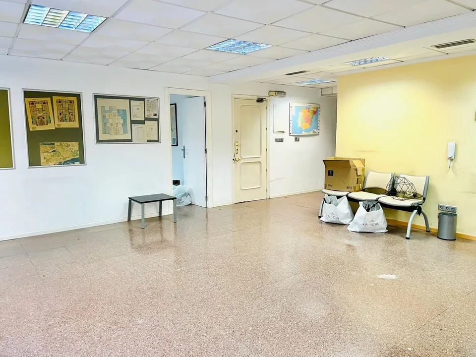 ENTRESUELO COMERCIAL EN REINA VICTORIA