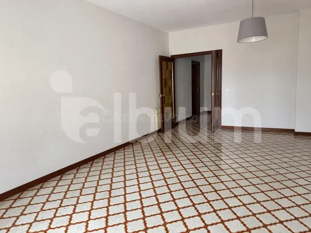 Amplio piso de 4 habitaciones con terraza, parking y trastero — 4