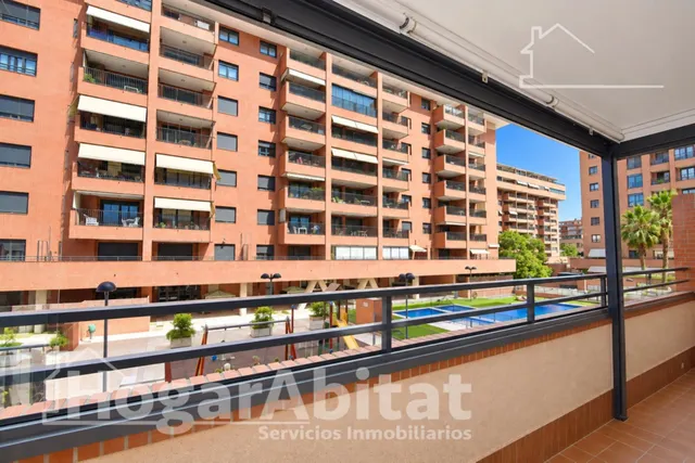 Seminuevo con piscina, garaje, trastero y terraza cerca del mar — 39