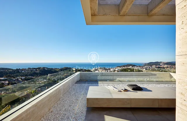 El carácter de la piedra natural con vistas de vértigo en alquiler en Lloret de Mar — 50