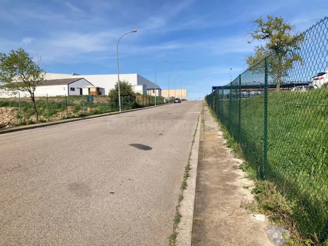 Nave industrial con solar de 5.105 m2 en Massanet de la Selv