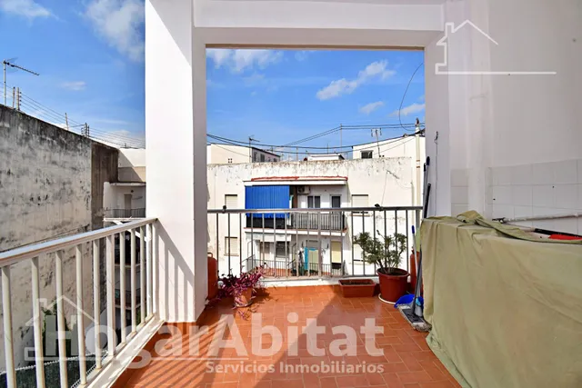 Amplitud y luz mediterránea en este piso totalmente reformado con terraza en Oliva — 7