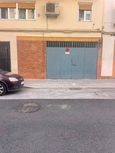 ¿Buscas un local con vado, buena fachada y potencial de rentabilidad? Este espacio diáfano en Valdeolleros puede ser la oportunidad que estabas esperando. — 8