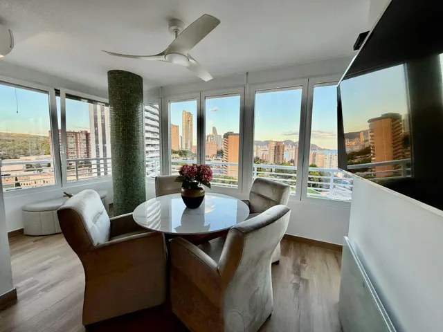 Apartamento reformado con vistas al mar, terraza y parking incluido en poniente, Benidorm — 3